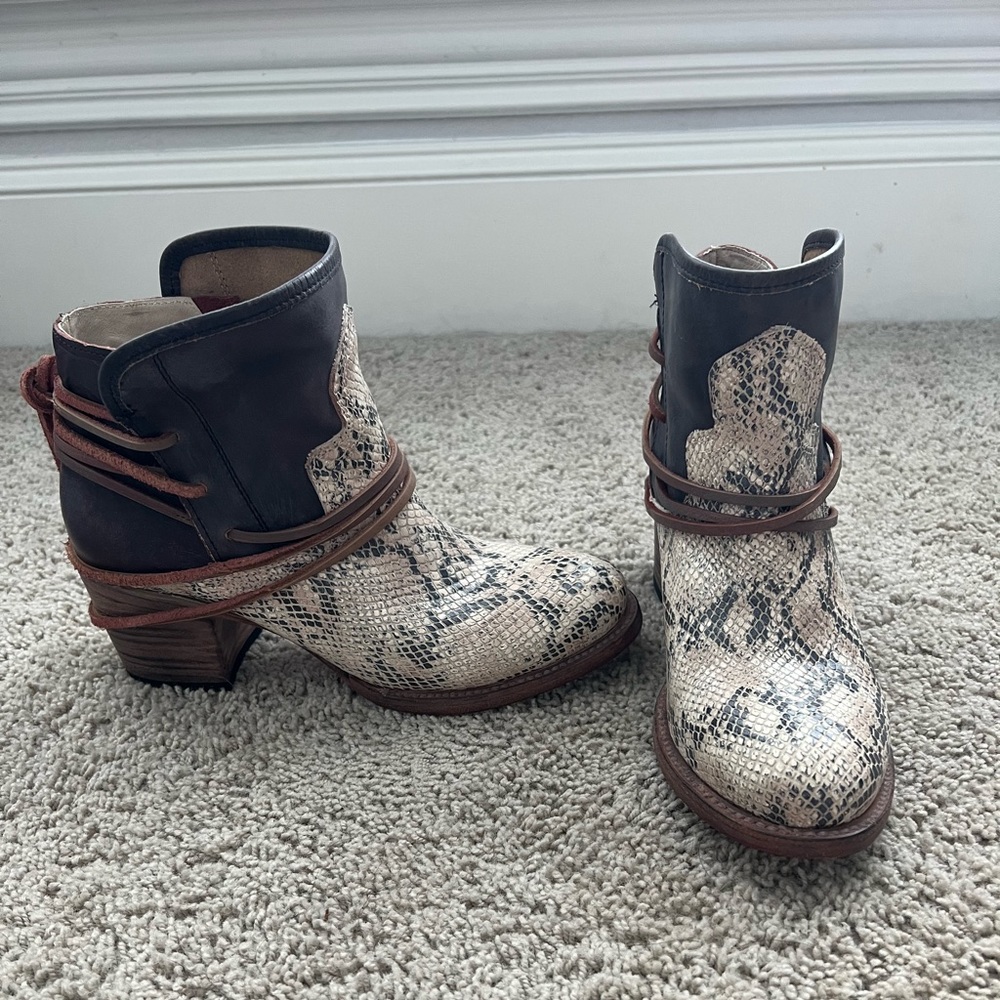 Freebies Casey boot size 9